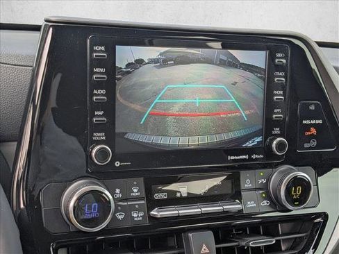 Used 2022 Toyota Highlander LE image 17