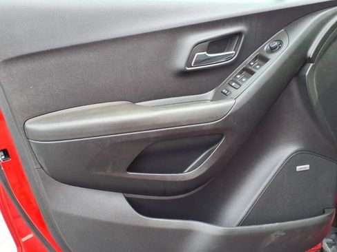 Used 2015 Chevrolet Trax LT w/ LT Sun and Sound Package FWD image 14