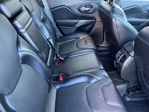 Used 2019 Jeep Cherokee Limited image 16