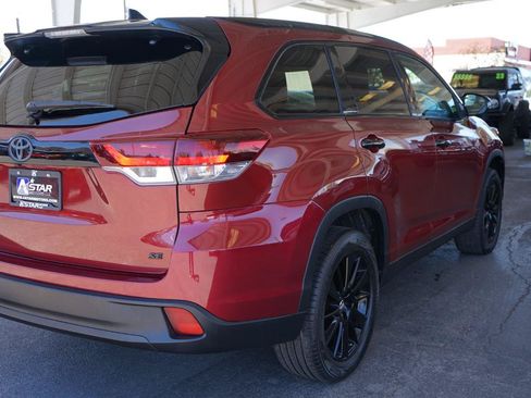Used 2019 Toyota Highlander SE w/ Nightshade Edition FWD image 3