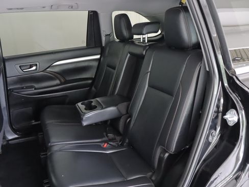 Used 2019 Toyota Highlander XLE AWD/4WD image 11
