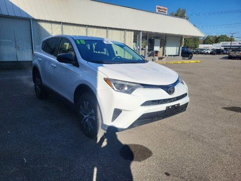 Used 2018 Toyota RAV4 LE image 5