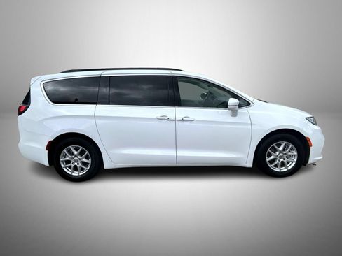 Used 2022 Chrysler Pacifica Touring-L FWD image 4