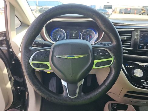 Used 2021 Chrysler Voyager L FWD image 3