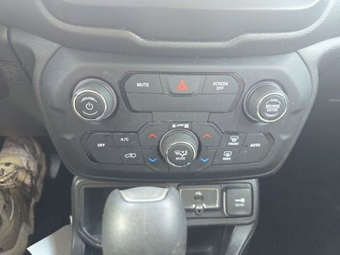 Used 2019 Jeep Renegade Latitude image 17