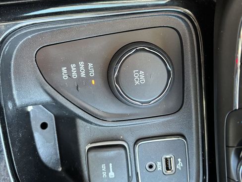 Used 2018 Jeep Compass Limited w/ Navigation Group image 17