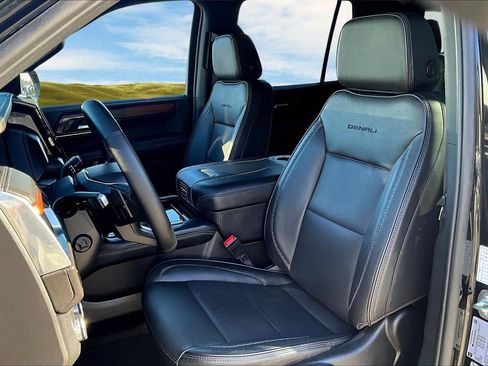 Used 2025 GMC Yukon Denali image 13