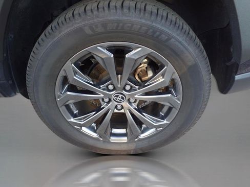 Used 2022 Toyota RAV4 XLE Premium image 8