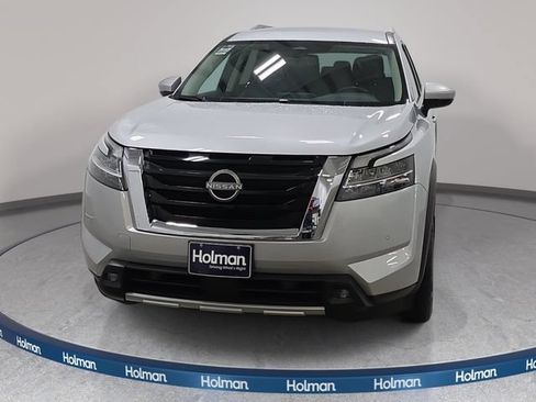 Used 2022 Nissan Pathfinder SL w/ Lighting Package (N92) AWD/4WD image 3