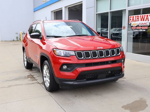 Used 2024 Jeep Compass Latitude w/ Sun and Sound Group AWD/4WD image 2