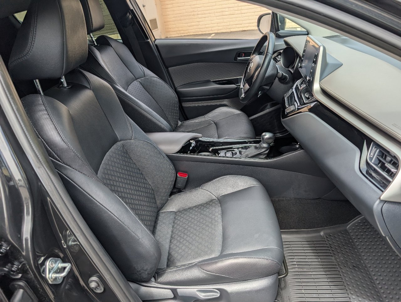 Used 2022 Toyota C-HR Limited FWD image 7