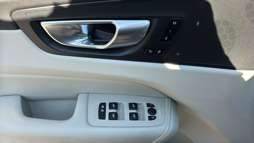 Certified 2025 Volvo XC60 B5 Plus w/ Climate Package AWD/4WD image 14