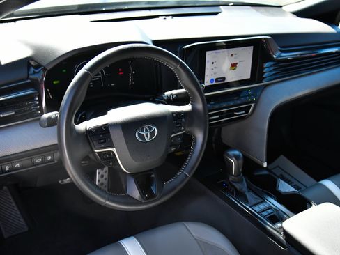 Used 2025 Toyota Camry SE w/ Convenience Package FWD image 16