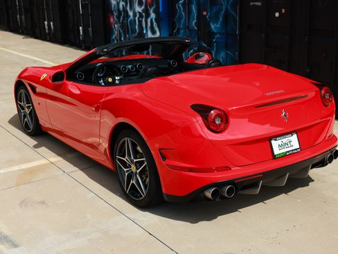 Used 2015 Ferrari California T RWD image 8