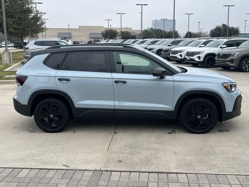 Certified 2025 Volkswagen Taos SE image 11