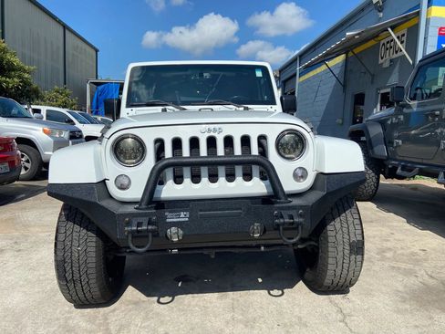 Used 2014 Jeep Wrangler Unlimited Sahara w/ Connectivity Group AWD/4WD image 2