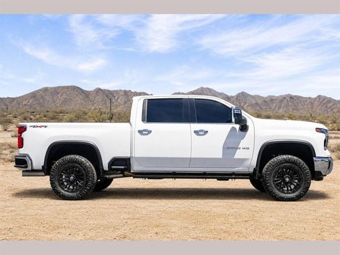 Used 2024 Chevrolet Silverado 2500 LTZ AWD/4WD image 3