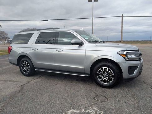 Used 2023 Ford Expedition Max XLT image 3