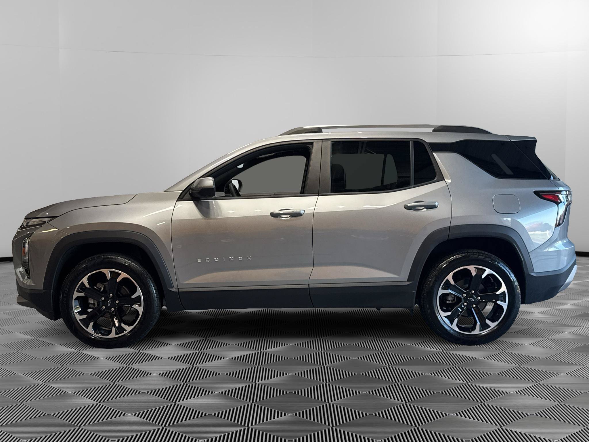 Used 2025 Chevrolet Equinox LT w/ Convenience Package II FWD image 2