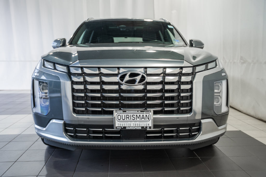 Used 2023 Hyundai Palisade Calligraphy FWD image 2