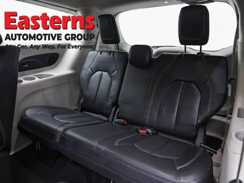 Used 2022 Chrysler Pacifica Touring-L w/ Uconnect Theater Family Group FWD image 27