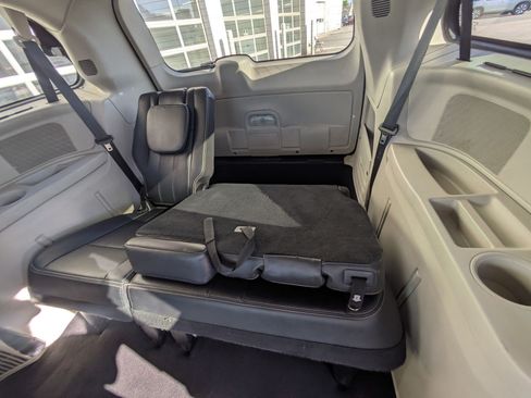 Used 2015 Chrysler Town & Country Touring w/ Driver Convenience Group FWD image 31