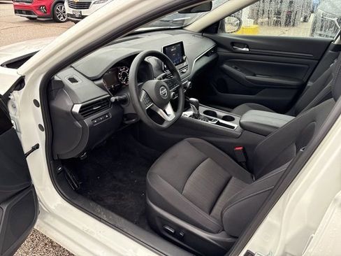 Used 2025 Nissan Altima 2.5 SV image 11