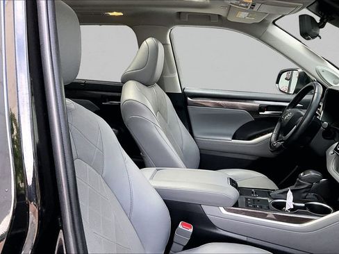 Used 2023 Toyota Highlander Platinum FWD image 29