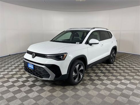 New 2025 Volkswagen Taos SE image 1