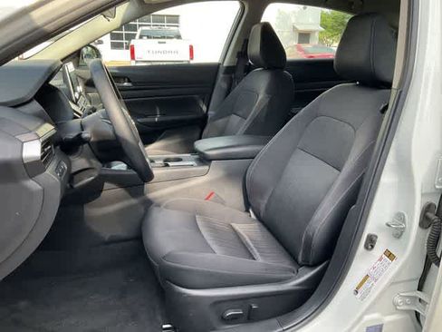 Used 2025 Nissan Altima 2.5 SV image 12