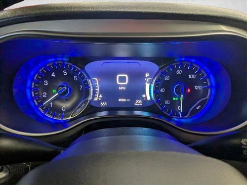 Used 2025 Chrysler Pacifica Limited image 11