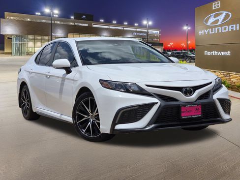 Used 2023 Toyota Camry SE FWD image 3