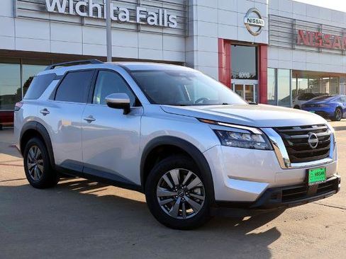 Certified 2025 Nissan Pathfinder SV FWD image 1