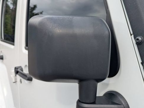 Used 2018 Jeep Wrangler Unlimited Sahara w/ Connectivity Group AWD/4WD image 12