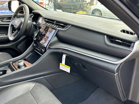 New 2024 Jeep Grand Cherokee Altitude image 21