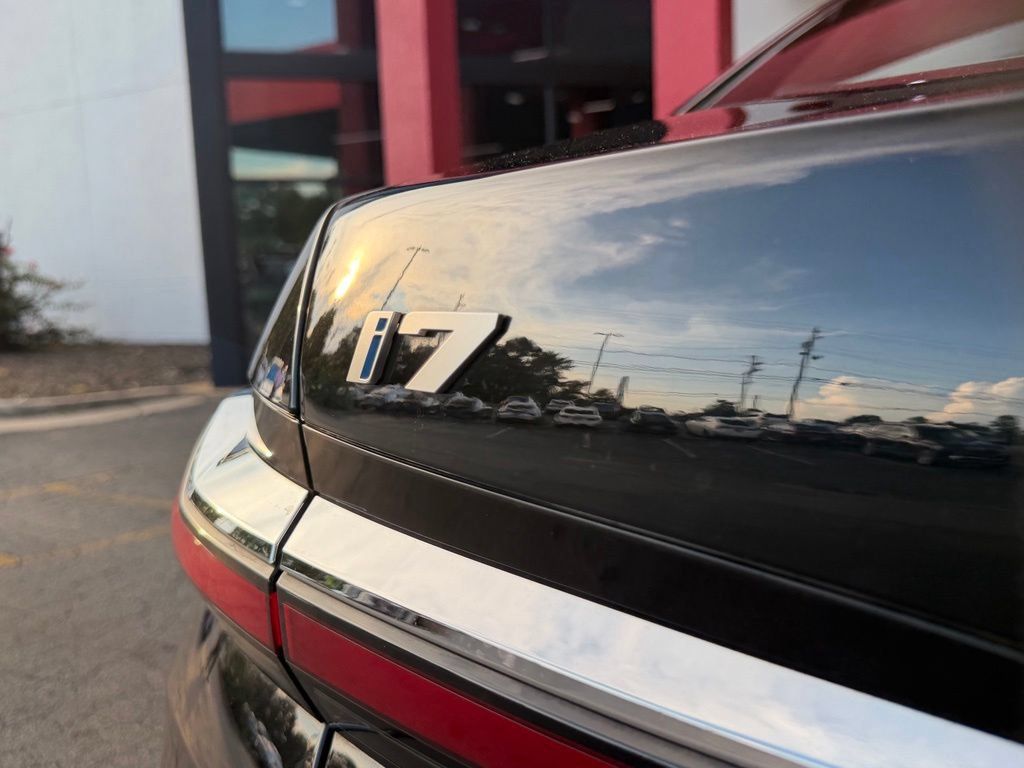 Used 2023 BMW i7 xDrive60 AWD/4WD image 9