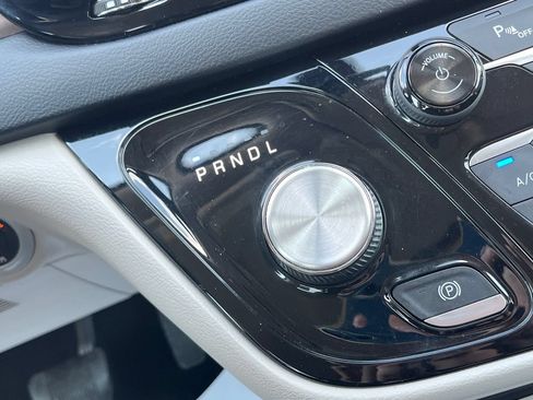 Used 2018 Chrysler Pacifica L FWD image 22