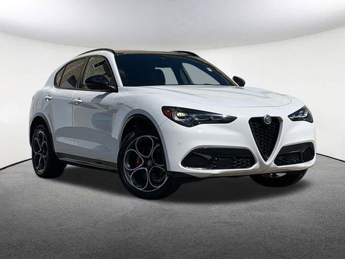 Used 2024 Alfa Romeo Stelvio Veloce image 2