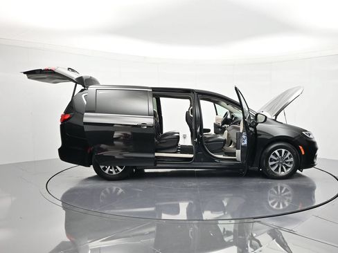 Used 2023 Chrysler Pacifica Touring-L FWD image 47
