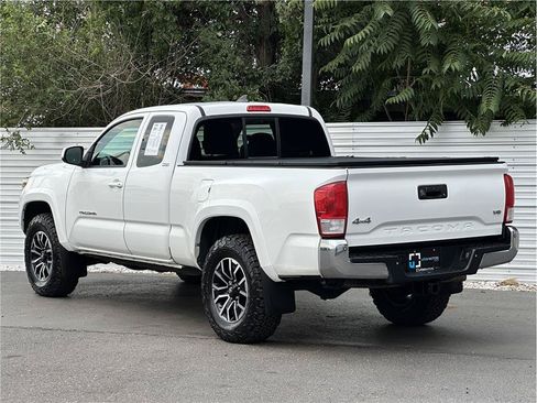 Used 2017 Toyota Tacoma SR5 w/ Tow Package AWD/4WD image 12