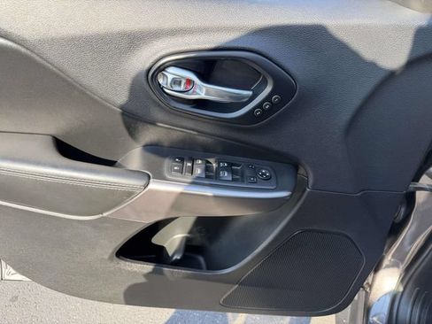 Used 2019 Jeep Cherokee Limited AWD/4WD image 17