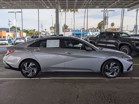 Used 2025 Hyundai Elantra Limited FWD image 5