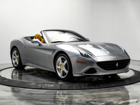 Used 2016 Ferrari California T image 24