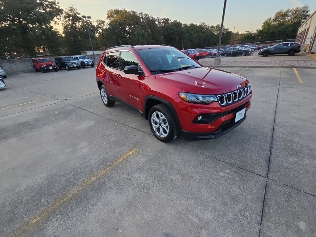 Used 2025 Jeep Compass Latitude AWD/4WD image 6