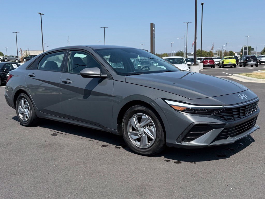 Used 2024 Hyundai Elantra SE FWD image 3