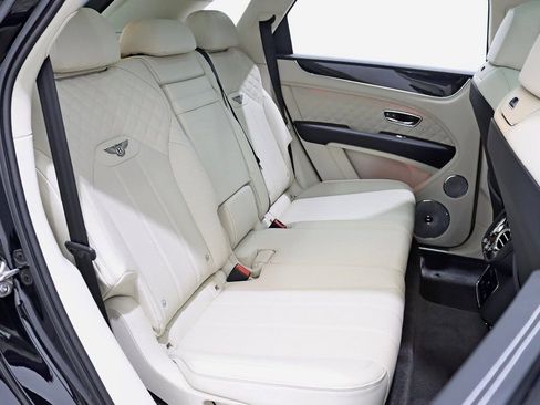 Used 2024 Bentley Bentayga Plug-In Hybrid image 39