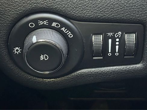 Used 2019 Jeep Cherokee Latitude Plus w/ Cold Weather Group image 19