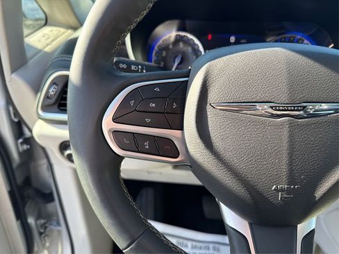 Used 2024 Chrysler Pacifica Limited FWD image 29