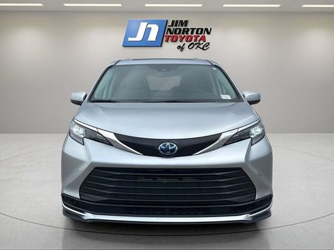 Used 2024 Toyota Sienna LE w/ LE Plus Package FWD image 2