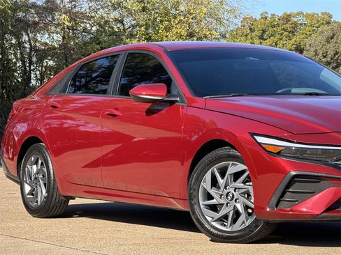 Used 2024 Hyundai Elantra SEL image 3